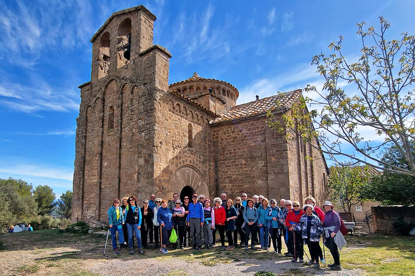 Divendres 14 d'abril de 2023 - Caminada fora vila a Sant Cugat del RacÃ³ (NavÃ s), amb el Centre Excursionista, dins del programa d'activitats de la 1a Escola de Salut (foto: Centre Excursionista).
