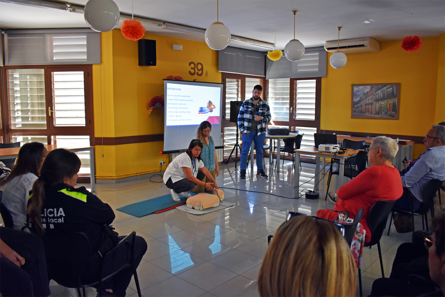 Dijous 4 de maig de 2023 - DemostraciÃ³ de reanimacio cardiopulmonar, dins del programa d'activitats de la 1a Escola de Salut, a L'Esplai.