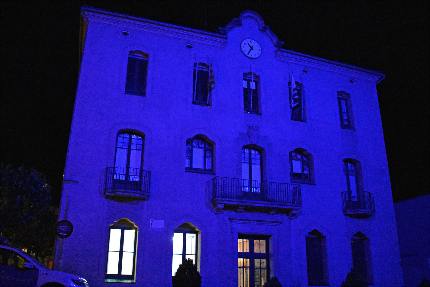 La Casa de la Vila roman il·luminada aquest divendres 12 de maig amb el color del Dia Mundial de la Fibromiàlgia i les Síndromes de Sensibilització Central