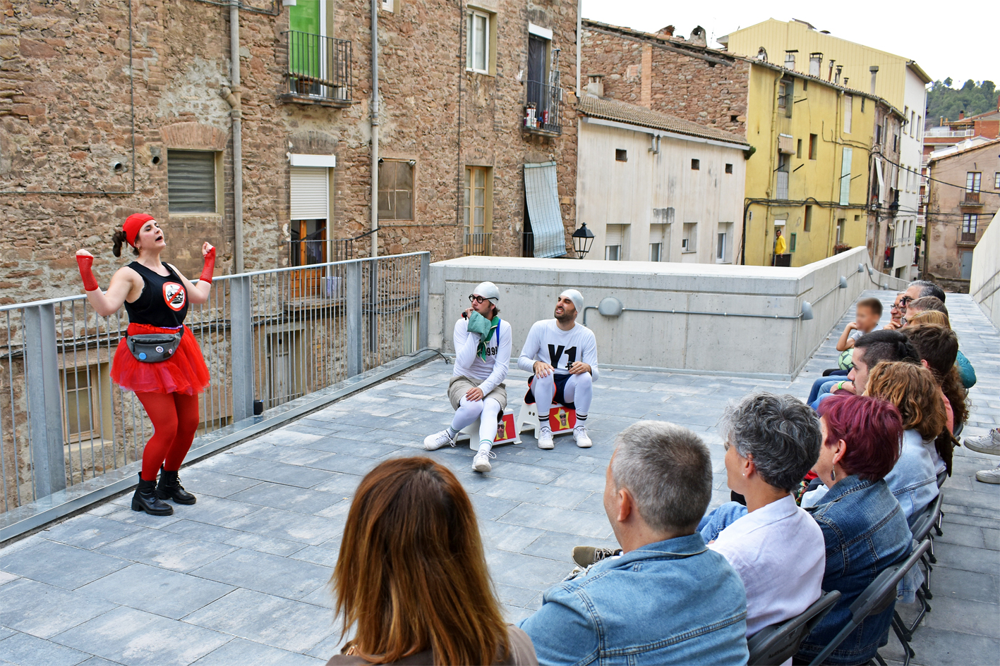Representació de l'obra de microteatre 'Zoides' al nou passatge de vianants de l'illa de Sant Jaume, dins del 6è Festival Art en Cicle.
