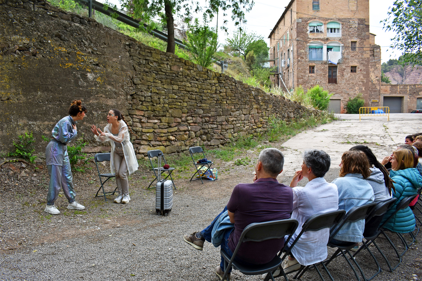 Representació de l'obra de microteatre 'I.A.I.A.' a l'entorn de la Fàbrica Vella del barri de Sant Jaume, dins del 6è Festival Art en Cicle.