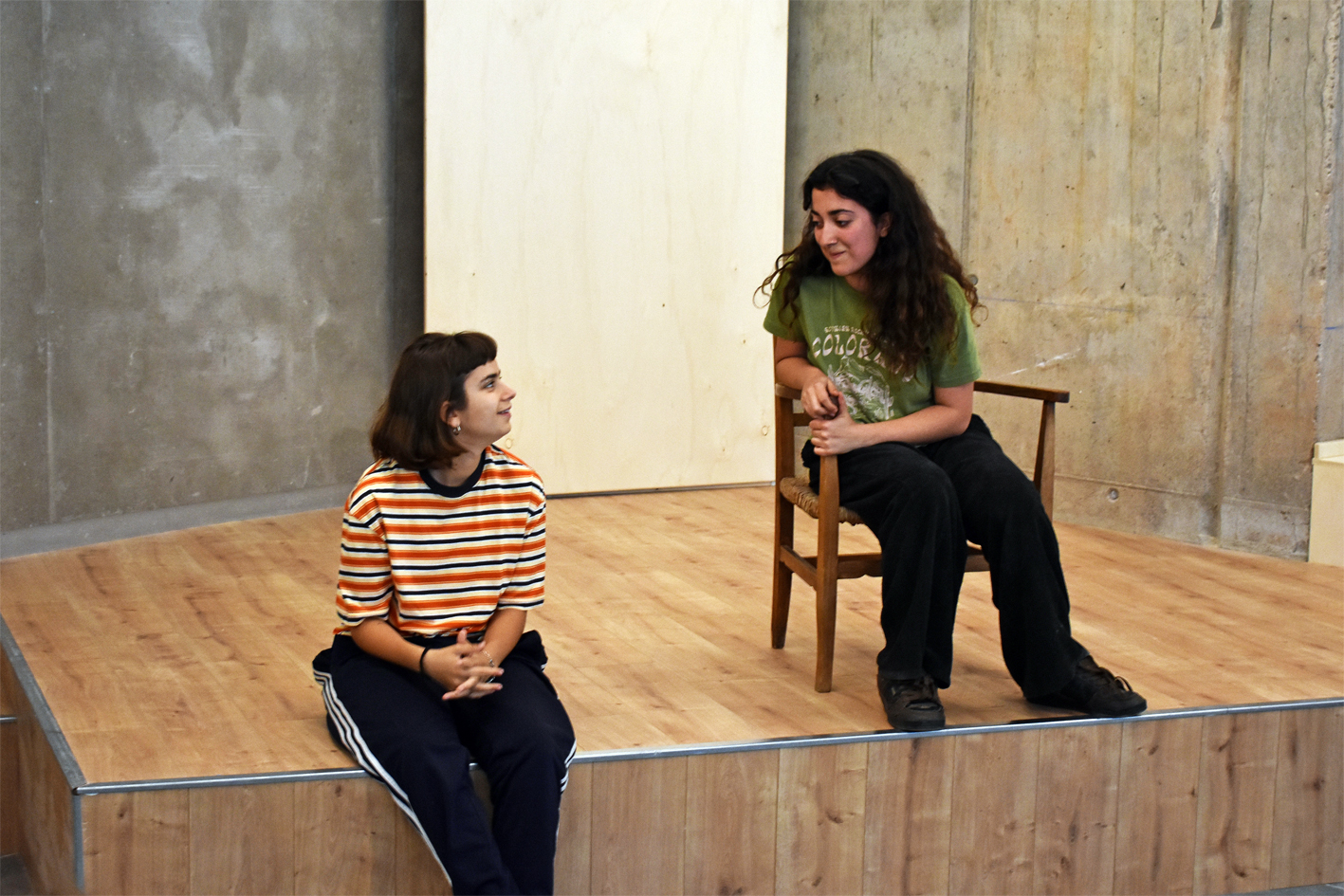 Representació de l'obra de microteatre 'Cadira de braços' al nou local social del barri de Sant Jaume, dins del 6è Festival Art en Cicle.