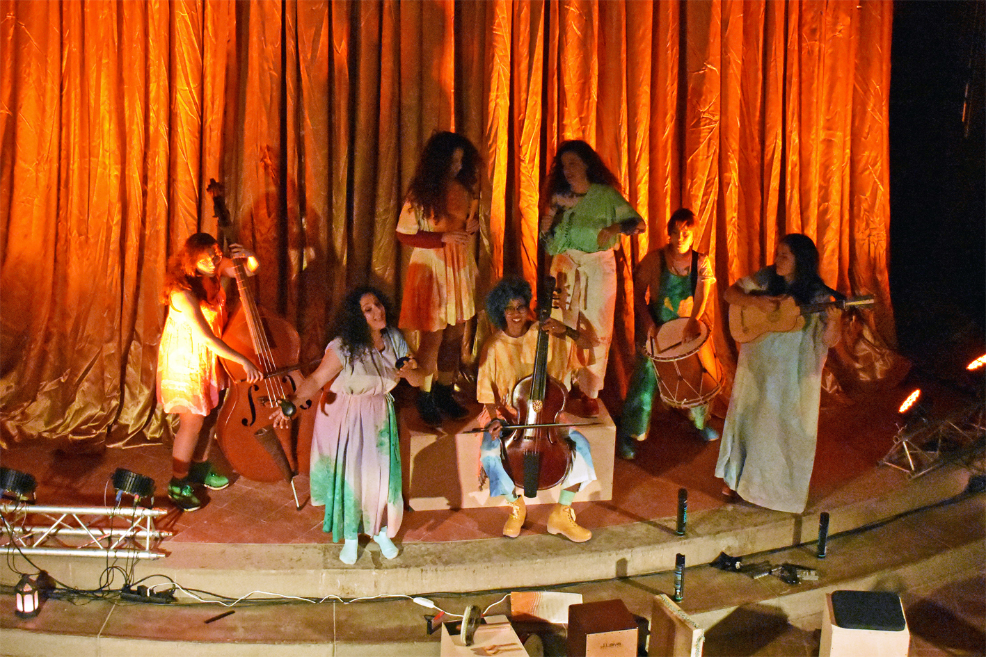 Espectacle 'Plebeyos bailes' d'Èlia Casanova i La Tendresa, dins del 6è Festival Espurnes Barroques, a l'Església del Roser.