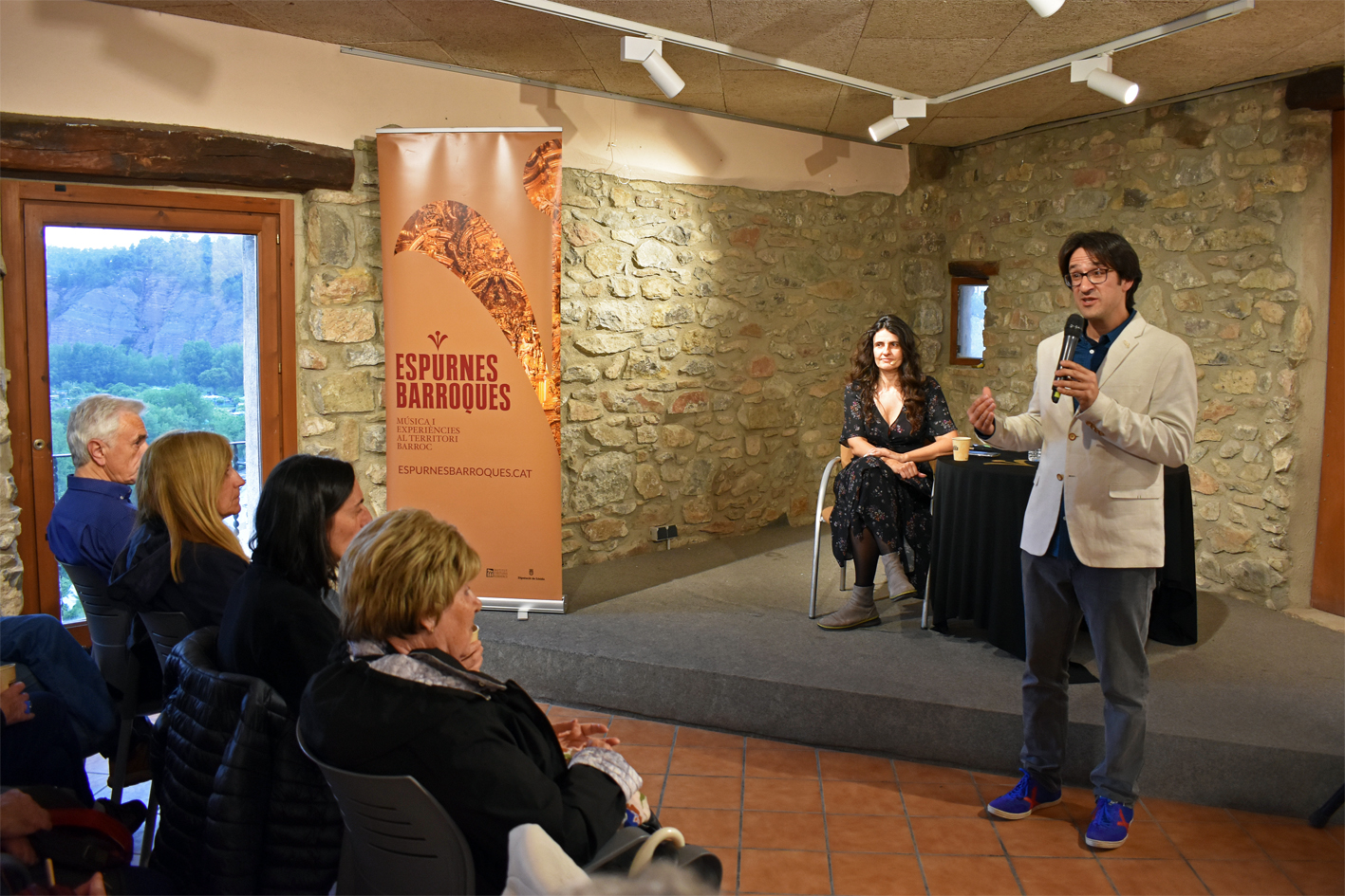 El director del Festival Espurnes Barroques, Josep Barcons, presenta la conferència 'On són les dones a la Catalunya del Barroc?' de la historiadora Maria Garganté a Cal Balaguer del Porxo.