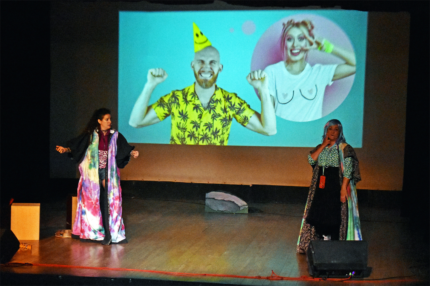 Concert d'Èlia Casanova i La Tendresa al Teatre del Foment Cultural per a alumnat de l'Institut Mig-Món, dins de les activitats del 6è Festival Espurnes Barroques.