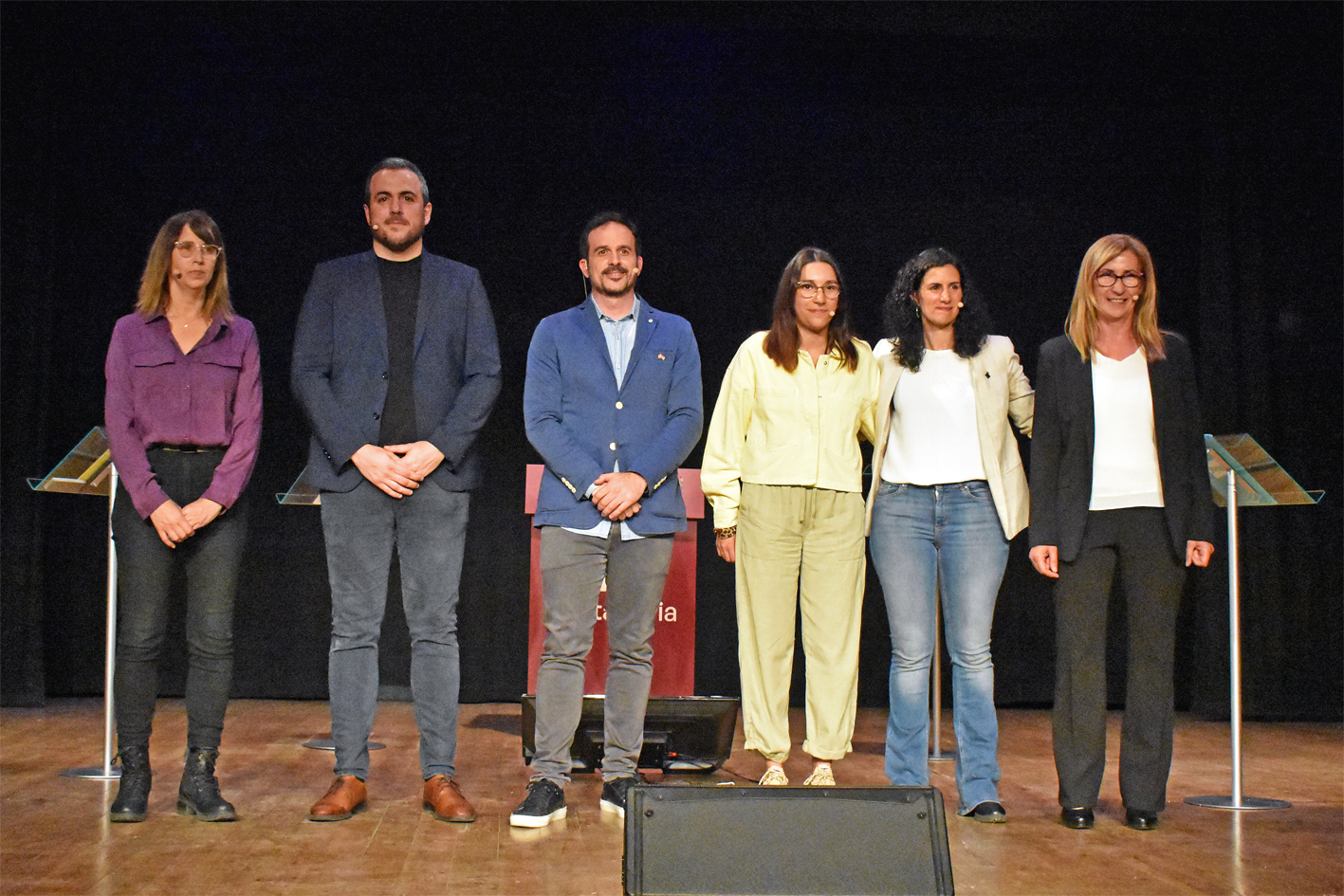 Caps de les cinc candidatures i el periodista surienc Francesc Garriga, després del debat electoral organitzat per Ràdio Súria i El Salí al Teatre del Foment Cultural.