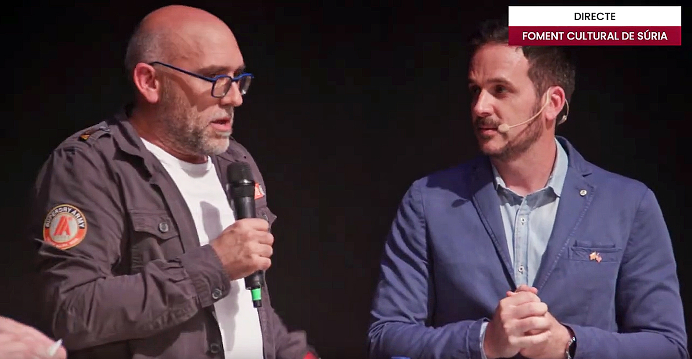 Imatge de la retransmissió televisiva del debat electoral organitzat per Ràdio Súria i El Salí al Teatre del Foment Cultural.