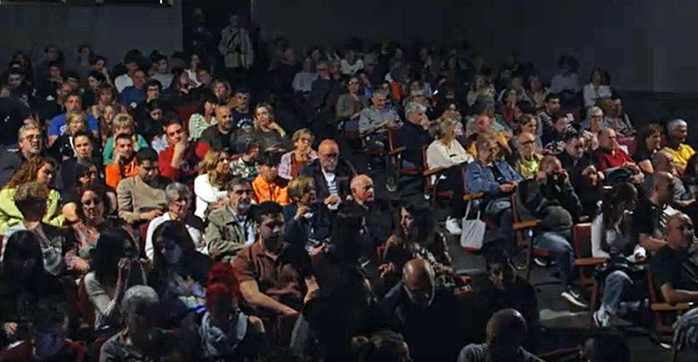 Imatge televisiva de la platea del Teatre del Foment Cultural durant el debat electoral organitzat per Ràdio Súria i El Salí al Teatre del Foment Cultural.