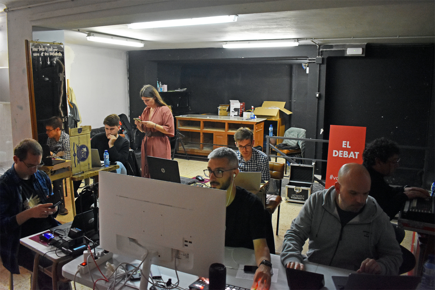 Estudi del debat electoral organitzat per Ràdio Súria i El Salí al Teatre del Foment Cultural, durant la retransmissió de l'acte.