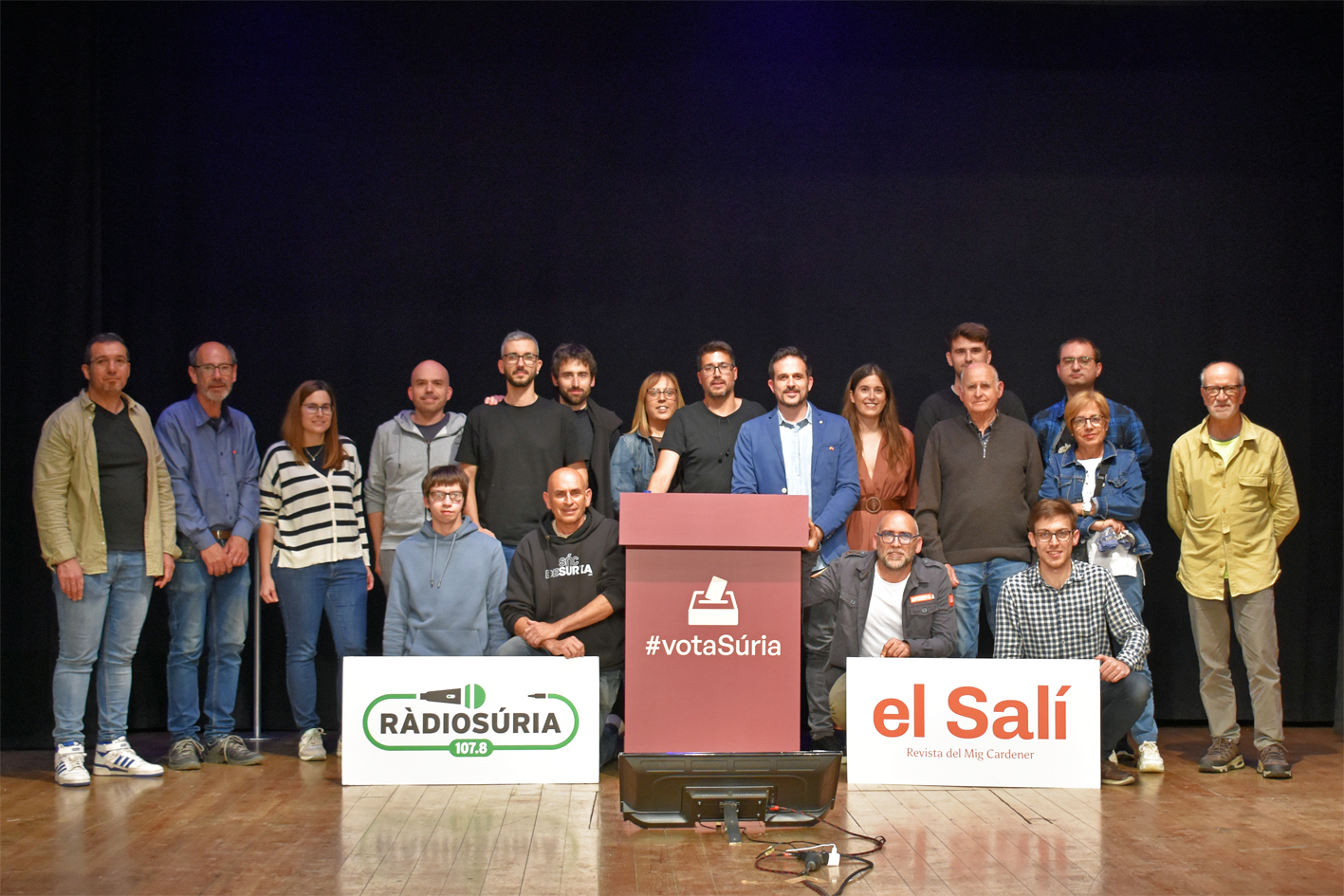 Foto de grup de l'equip del debat electoral organitzat per Ràdio Súria i El Salí al Teatre del Foment Cultural.