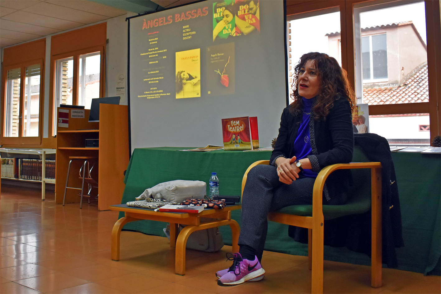 Imatge de la tertúlia de l'actriu i escriptora Àngels Bassas a la Biblioteca Pública, dins del programa Súria Municipi Lector.
