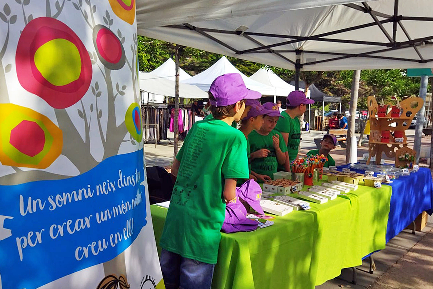 La plaça de Sant Joan acull la 5a edició del Mercat de Cooperatives Escolars de Súria