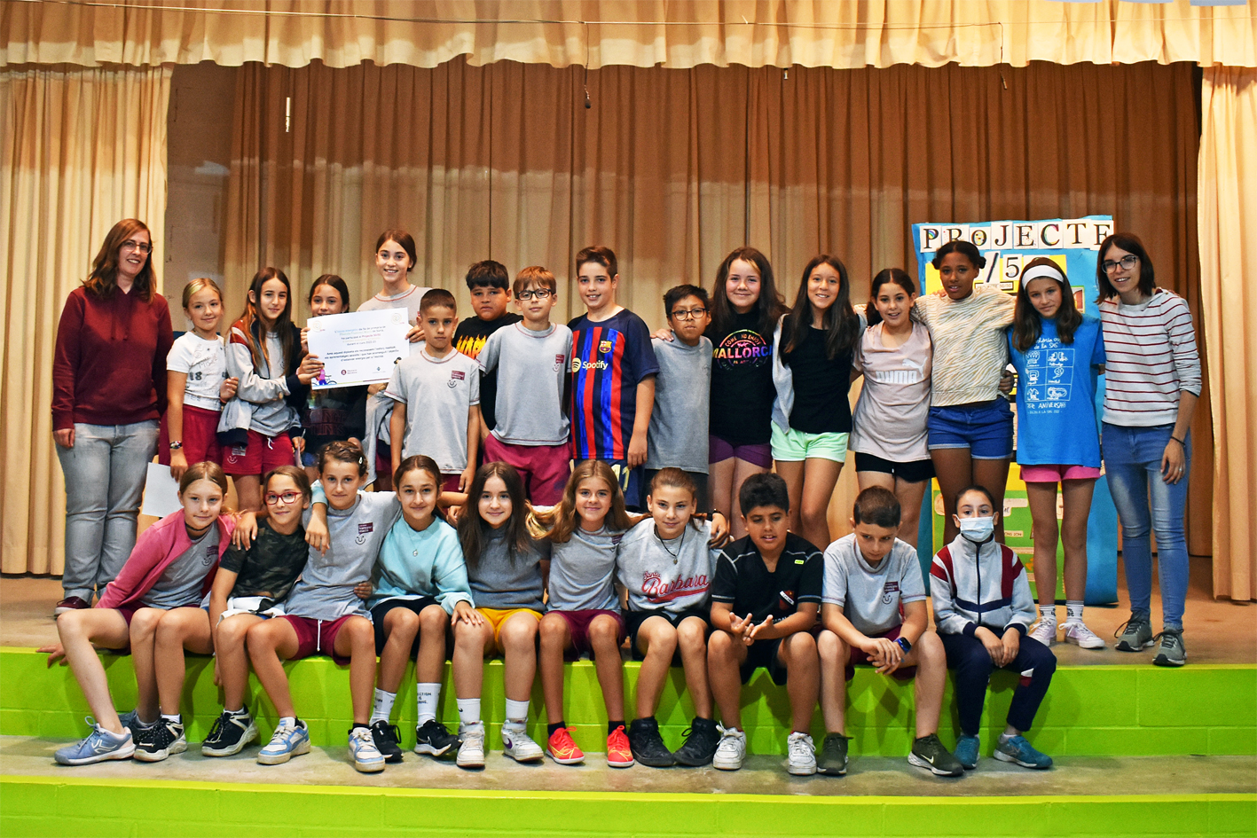 Participants en el projecte d'estalvi energètic 50/50 a l'Escola Francesc Macià, amb el diploma de participació.