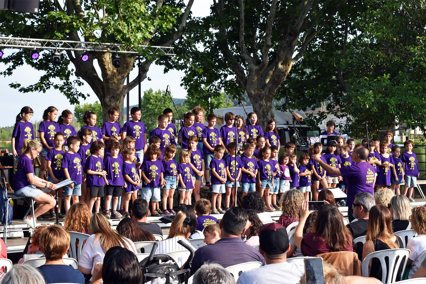 Interpretació de la cantata 'La ciutat i la lluna' en el concert de final de curs de l'Escola Municipal de Música.