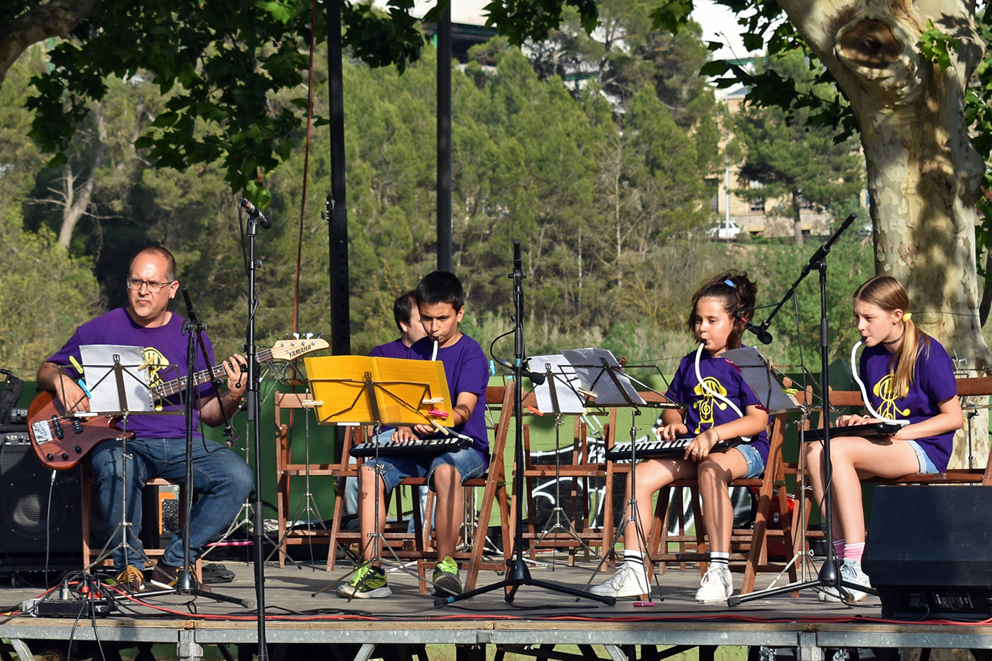 Actuació del grup de melòdiques en el concert de final de curs de l'Escola Municipal de Música.