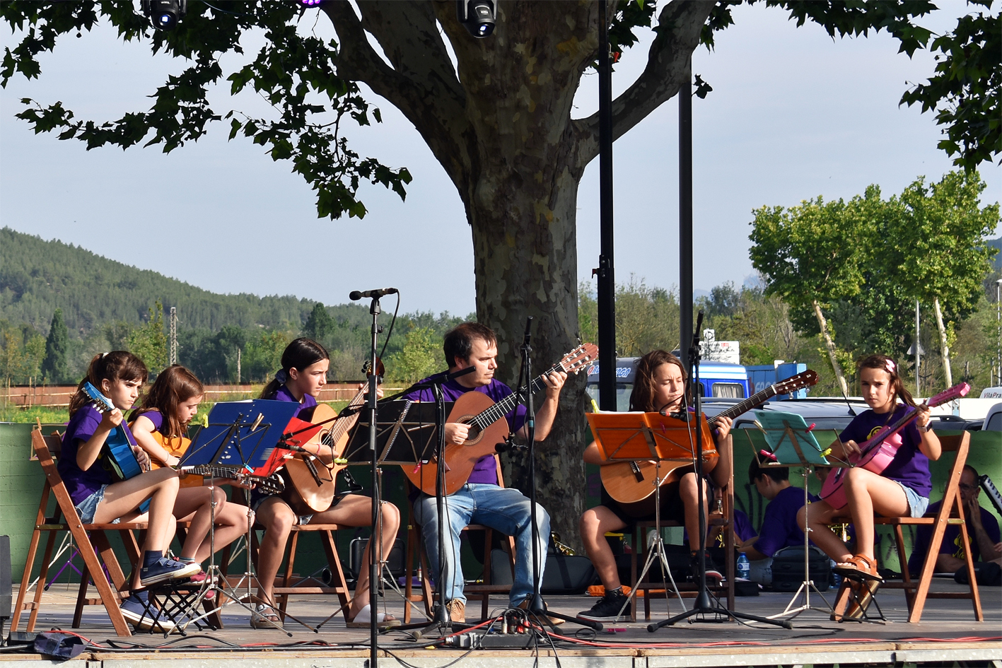 Actuació del grup de guitarres en el concert de final de curs de l'Escola Municipal de Música.