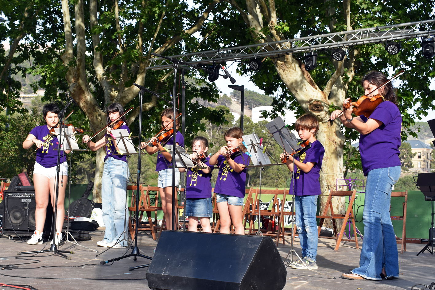 Actuació del grup de violins en el concert de final de curs de l'Escola Municipal de Música.