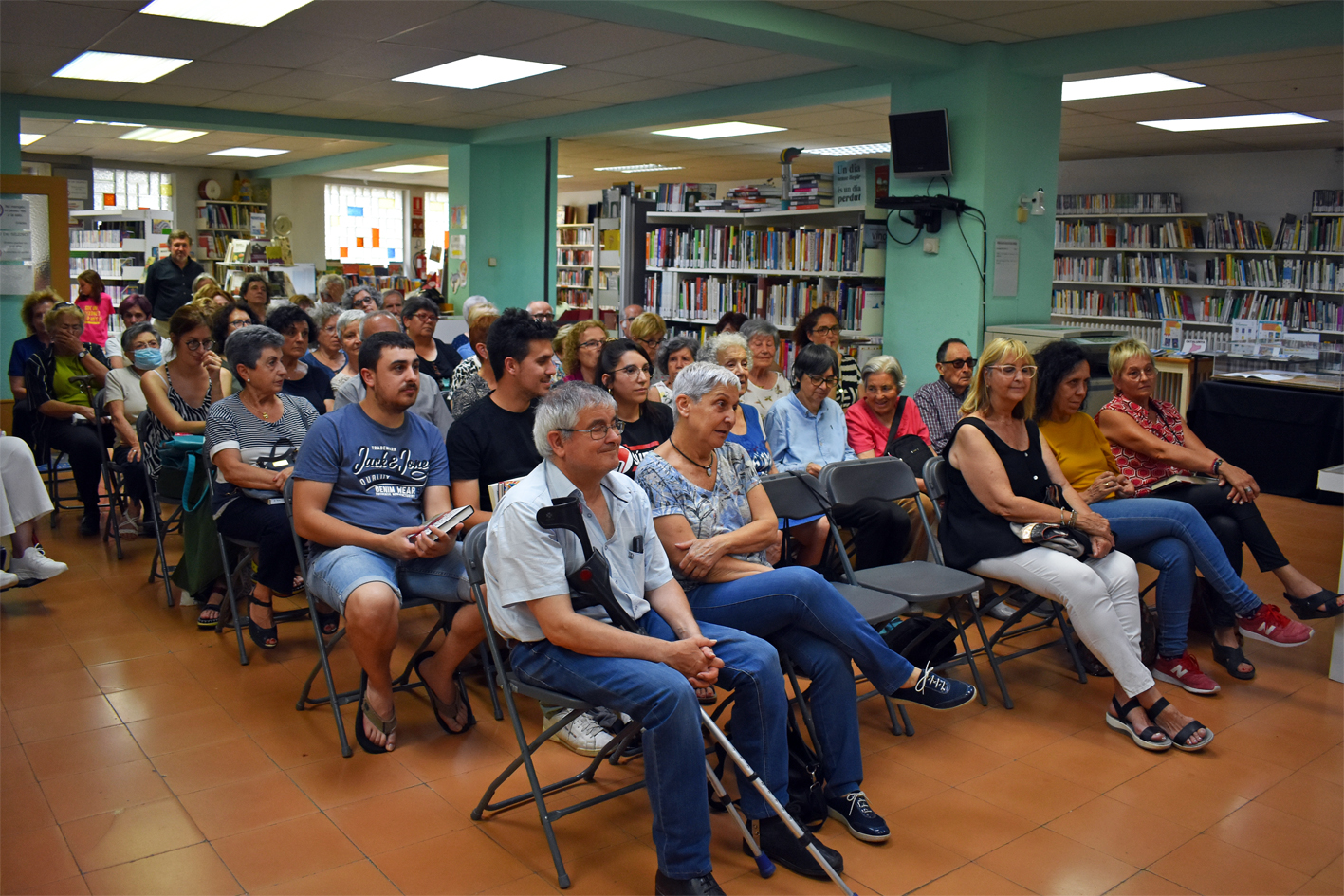 Persones assistents a la tertúlia del Club de Lectura de la Biblioteca Pública sobre la novel·la 'París érem nosaltres' de l'escriptor i periodista Andreu Claret.