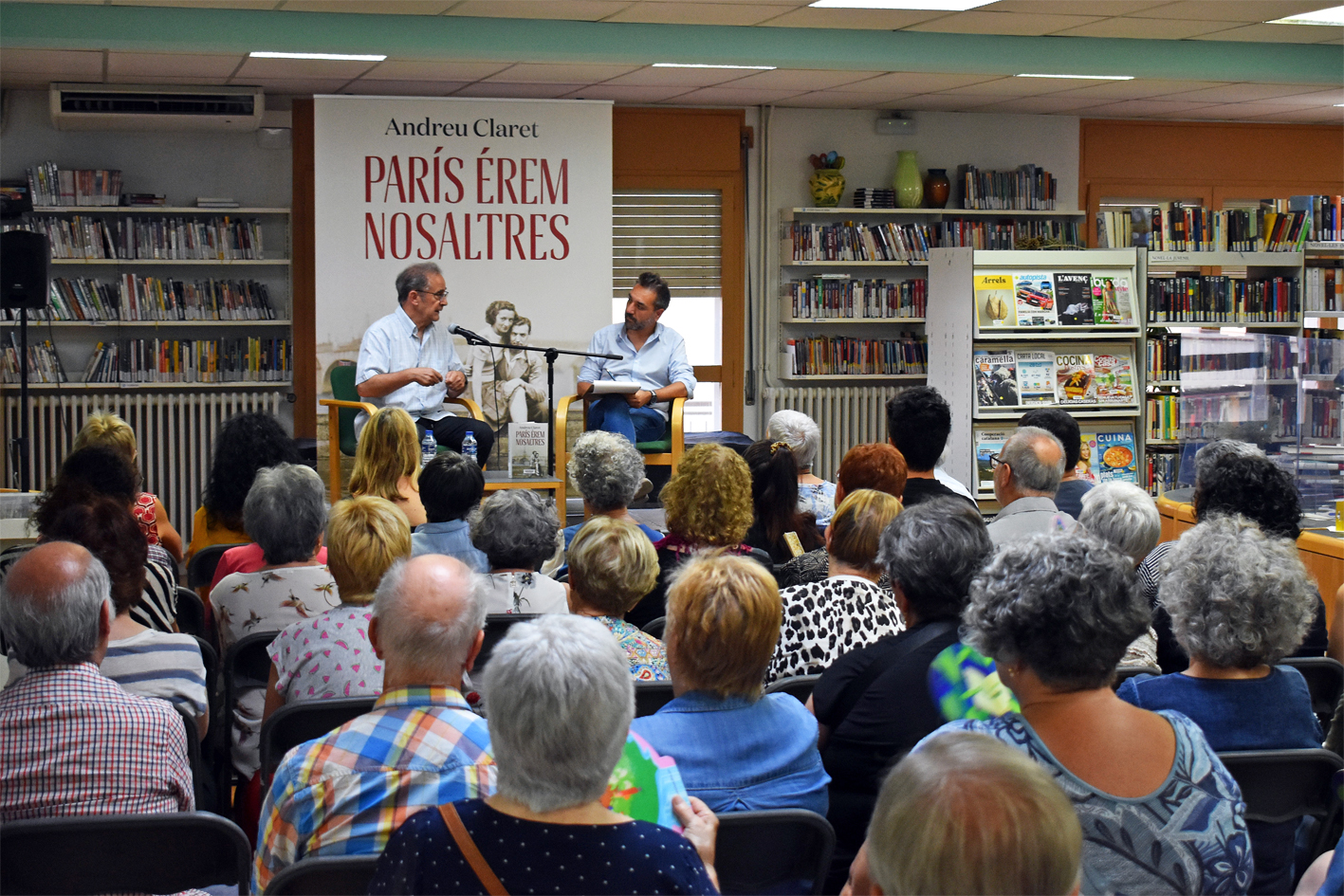 Imatge de la tertúlia del Club de Lectura de la Biblioteca Pública sobre la novel·la 'París érem nosaltres' de l'escriptor i periodista Andreu Claret.