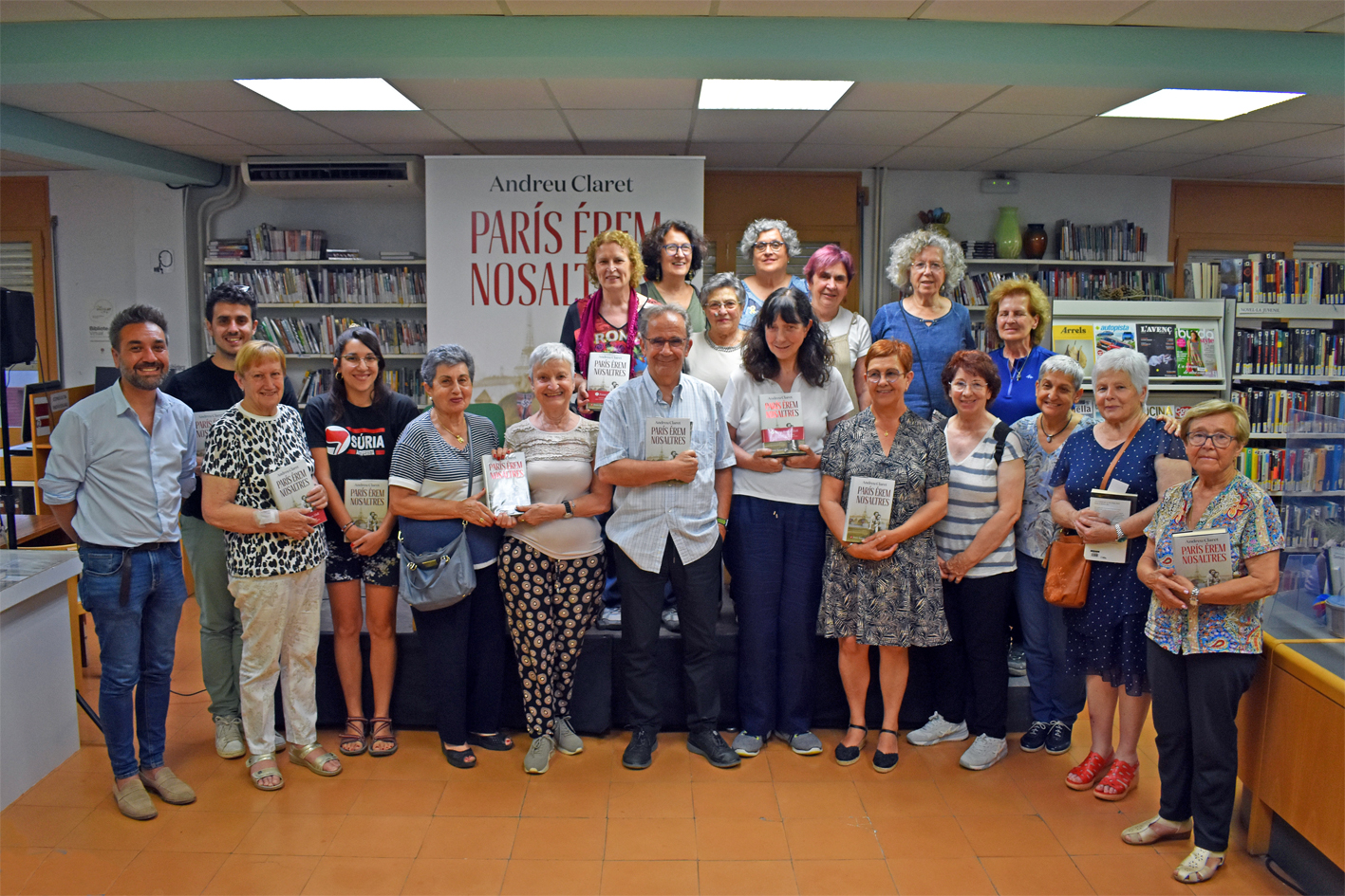 Foto de grup de l'escriptor i periodista Andreu Claret amb el Club de Lectura de la Biblioteca Pública, després de la tertúlia sobre la seva novel·la 'París érem nosaltres'.