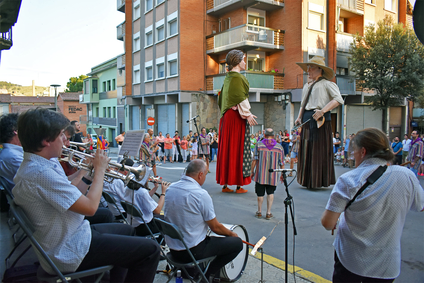 Súria celebra la Nit de Sant Joan amb la foguera, la lectura del manifest i una mostra cultural al davant de la Casa de la Vila