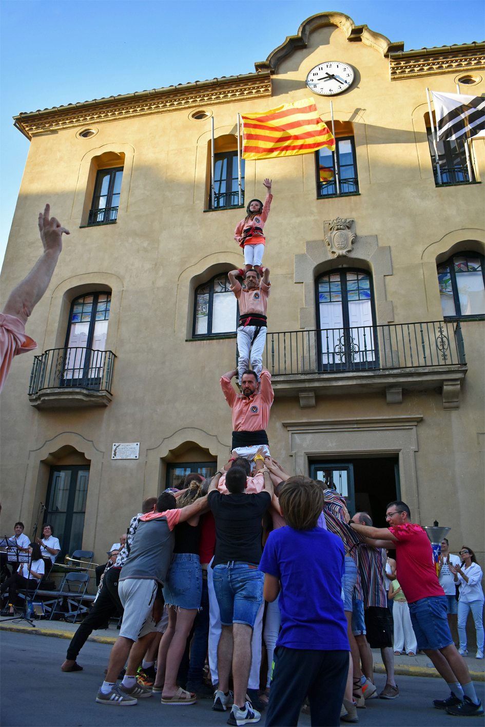 Pilar de la Colla Castellera Salats al davant de la Casa de la Vila, dins de la celebraciÃ³ de la Nit de Sant Joan a SÃºria.