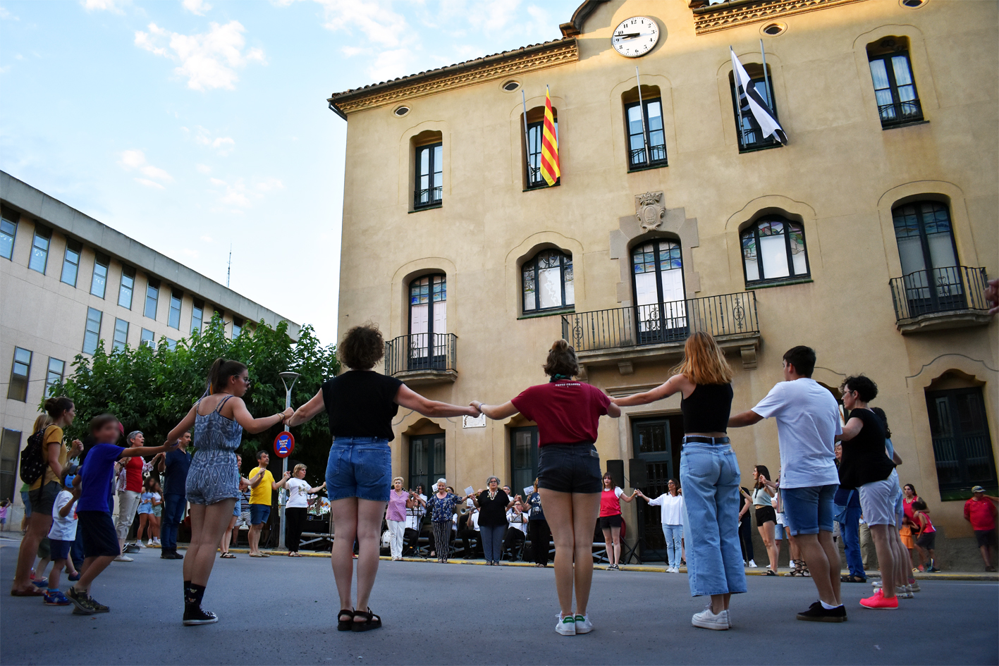 Ballada de sardanes al davant de la Casa de la Vila, dins de la celebraciÃ³ de la Nit de Sant Joan a SÃºria.