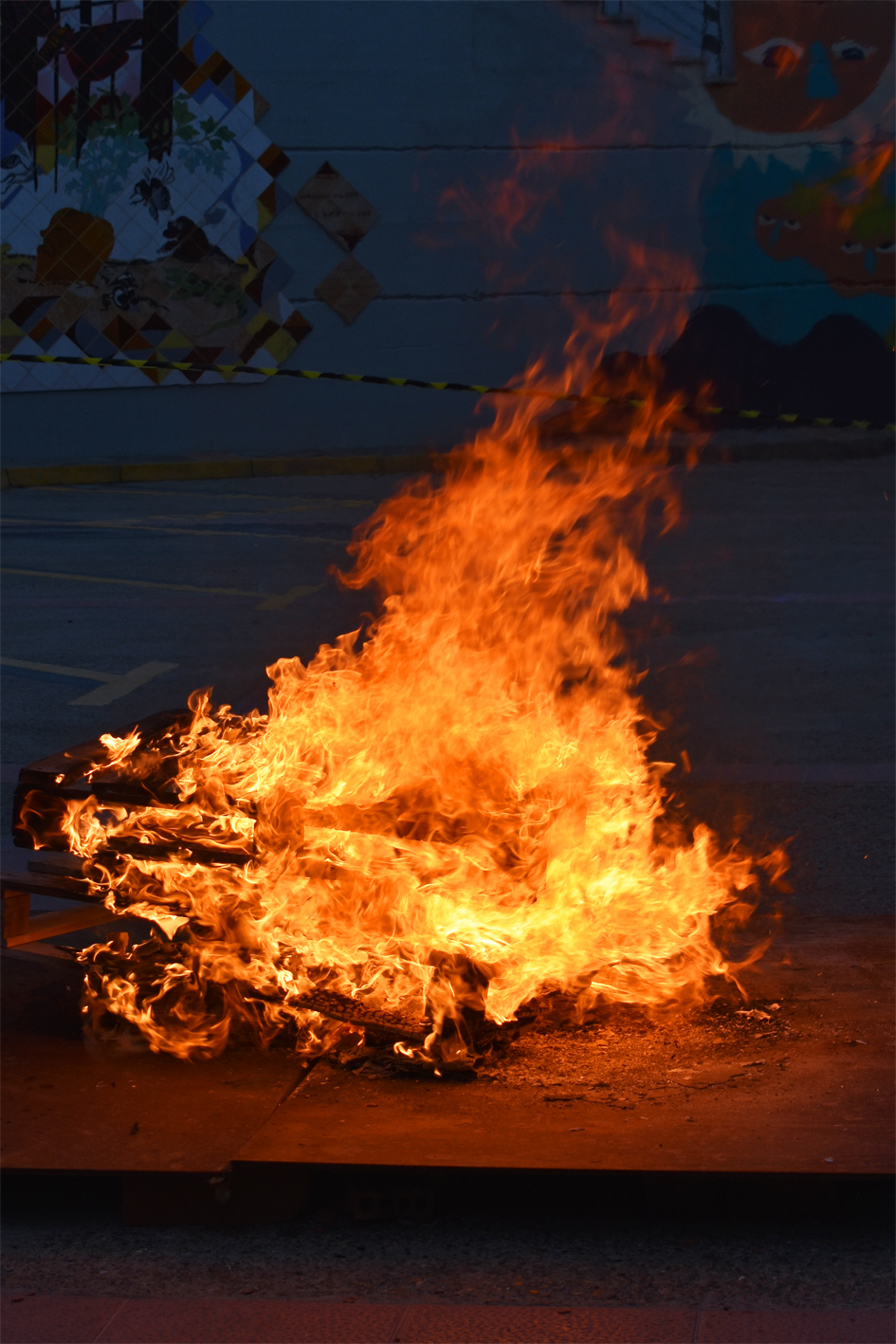 Imatge de la foguera de la Nit de Sant Joan a SÃºria.