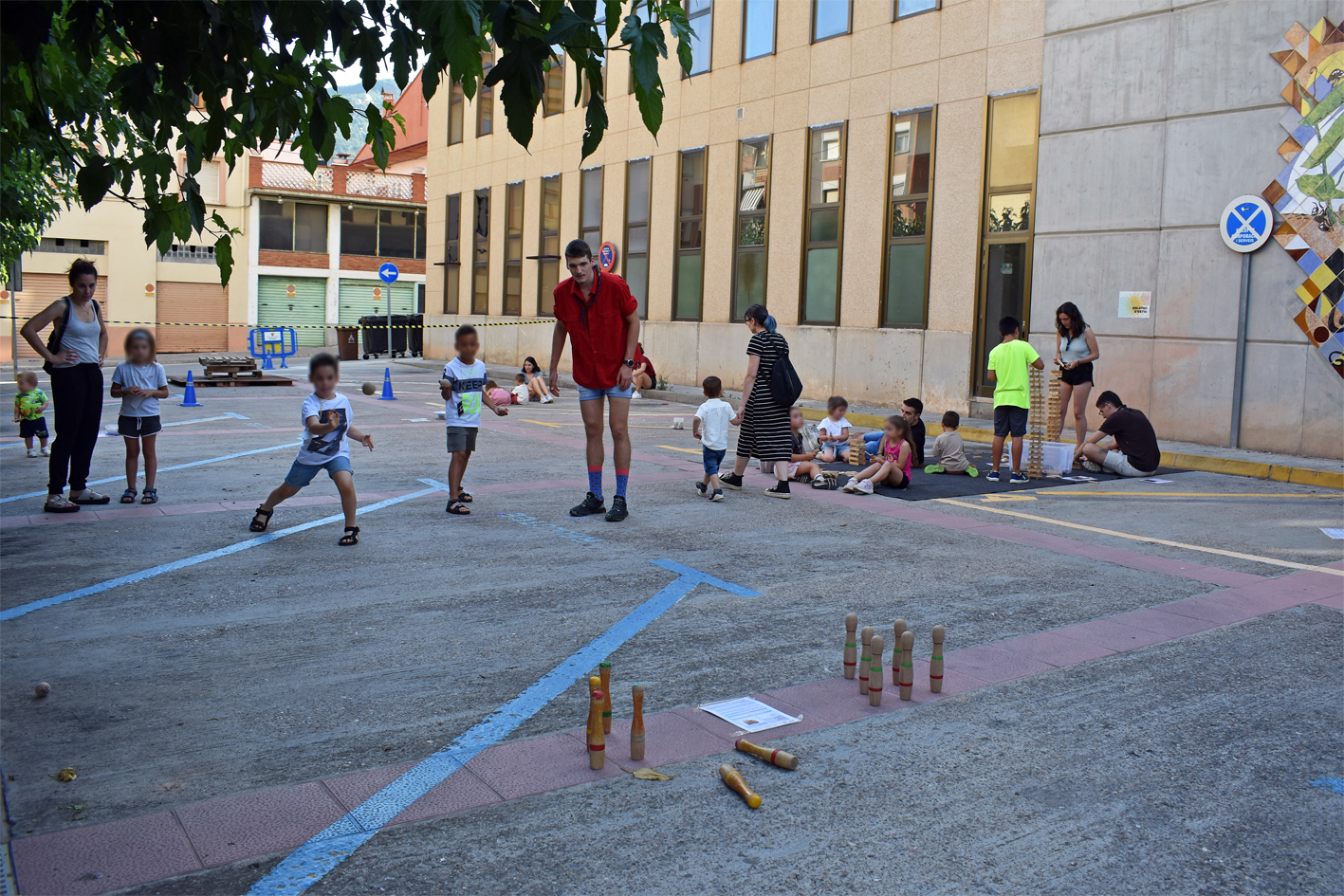 Jocs infantils a cÃ rrec de lâ€™Agrupament Escolta i Guia Joan Ros, dins de la celebraciÃ³ de la Nit de Sant Joan a SÃºria.