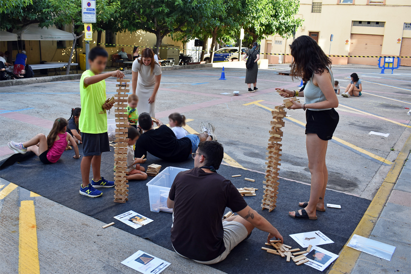 Jocs infantils a cÃ rrec de lâ€™Agrupament Escolta i Guia Joan Ros, dins de la celebraciÃ³ de la Nit de Sant Joan a SÃºria.