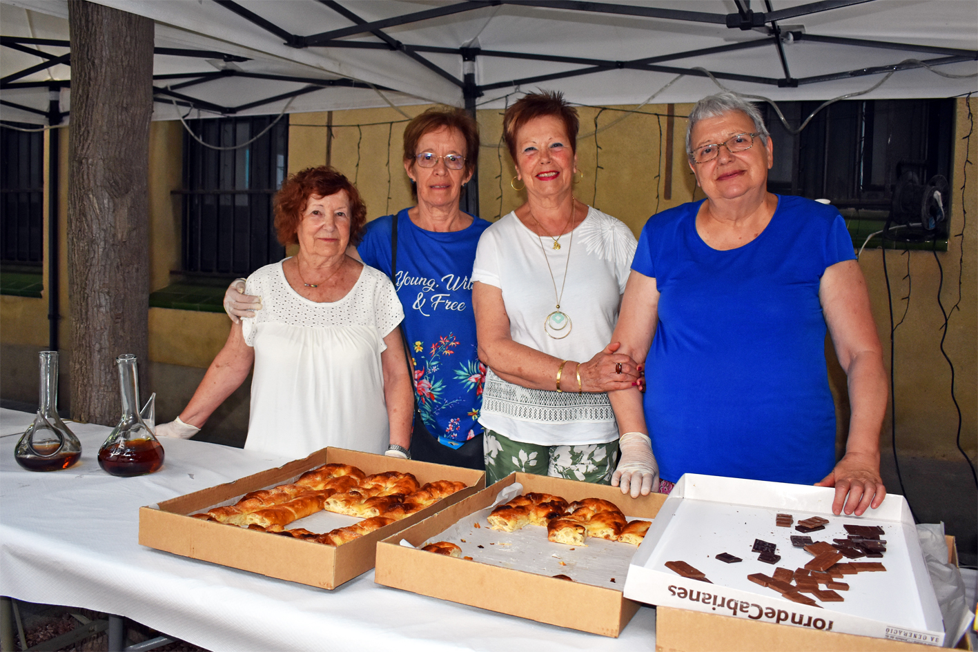 Parada de coca i mistela a cÃ rrec del Casal de la Dona, dins de la celebraciÃ³ de la Nit de Sant Joan a SÃºria.