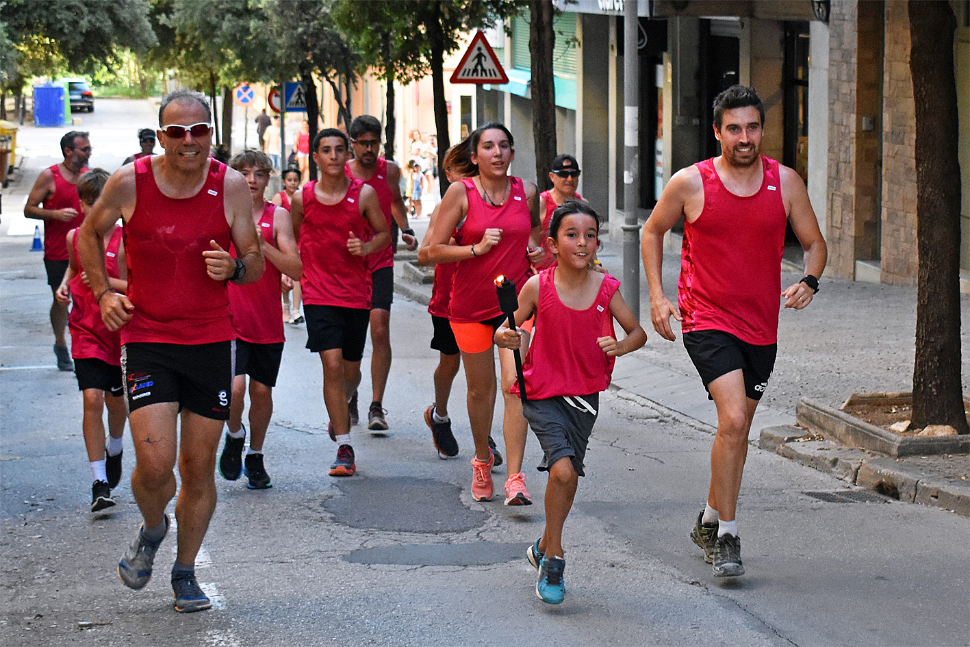 Arribada del grup dâ€™esportistes del club Escaldats amb la Flama del CanigÃ³, dins de la celebraciÃ³ de la Nit de Sant Joan a SÃºria.