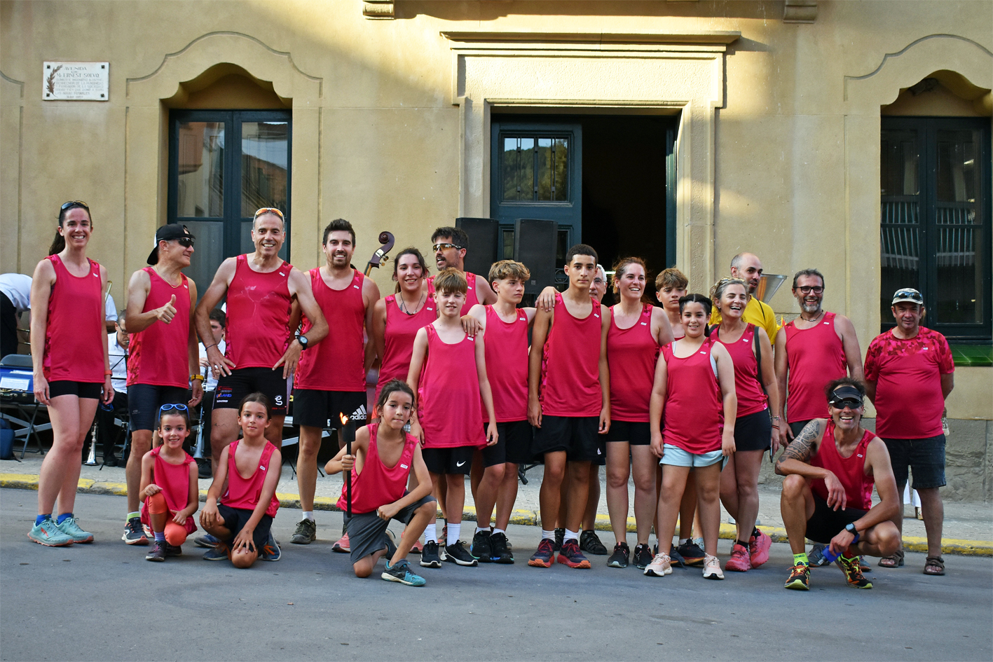Foto de grup del grup dâ€™esportistes del club Escaldats amb la Flama del CanigÃ³, desprÃ©s de la seva arribada a la Casa de la Vila, dins de la celebraciÃ³ de la Nit de Sant Joan a SÃºria.