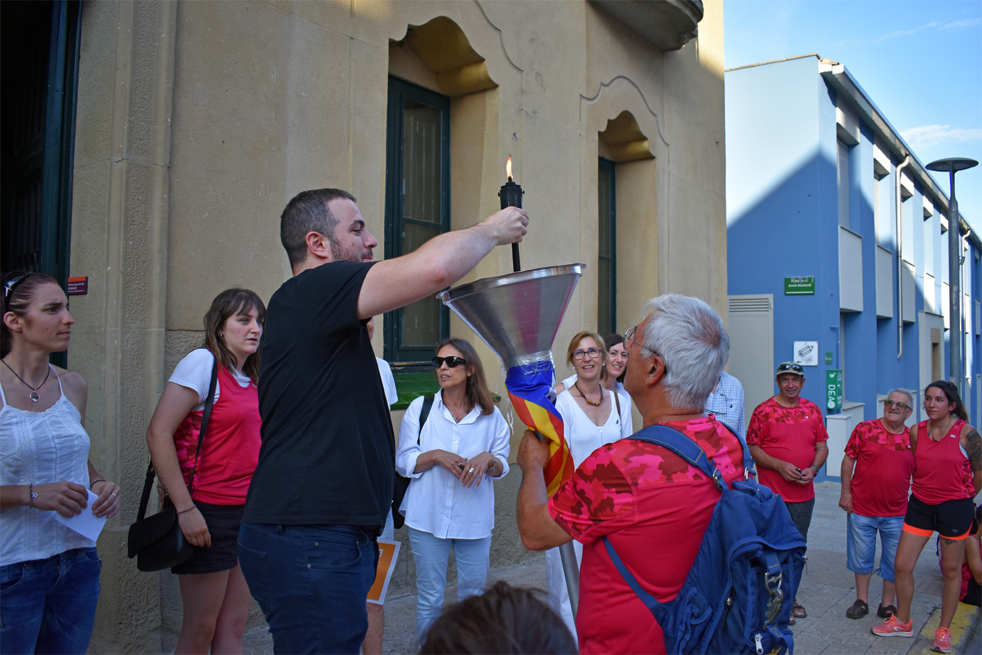 Lâ€™alcalde Albert CoberÃ³ encÃ©n el peveter amb la Flama del CanigÃ³ al davant de la Casa de la Vila, dins de la celebraciÃ³ de la Nit de Sant Joan a SÃºria.
