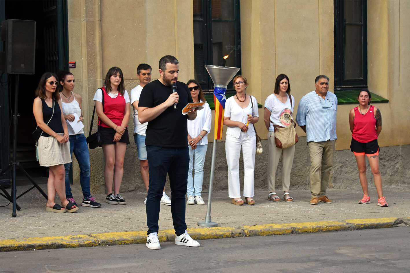 Lâ€™alcalde Albert CoberÃ³ llegeix el manifest de la Flama del CanigÃ³, al costat dâ€™altres membres de la CorporaciÃ³ Municipal, dins de la celebraciÃ³ de la Nit de Sant Joan a SÃºria.