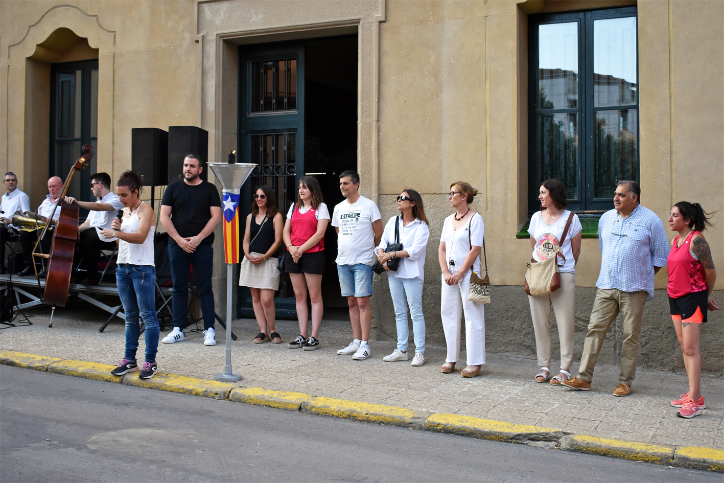 La nova regidora de Festes, Alba MartÃ­nez, parla durant la celebraciÃ³ de la Nit de Sant Joan a SÃºria, al davant de la Casa de la Vila.
