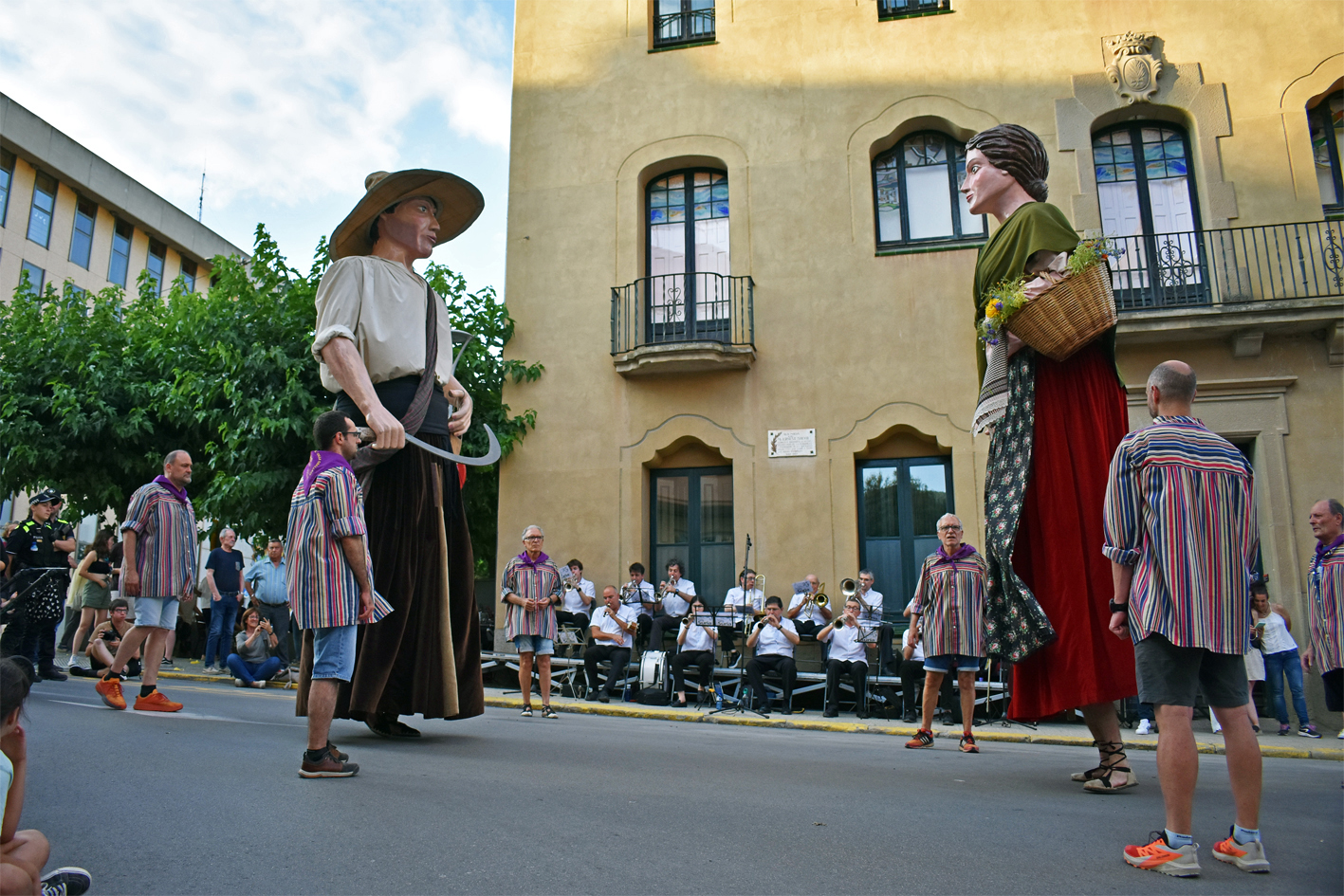 ActuaciÃ³ de Geganters del Gorg de lâ€™Olla al davant de la Casa de la Vila, dins de la celebraciÃ³ de la Nit de Sant Joan a SÃºria.