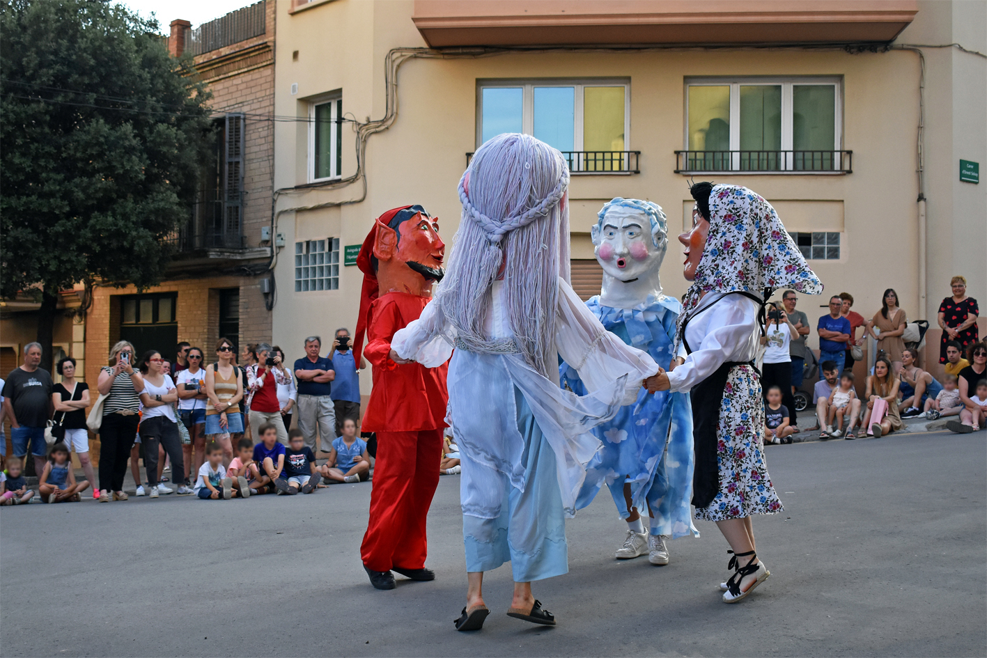 Ball dels Capgrossos de la Nit de Sant Joan al davant de la Casa de la Vila.