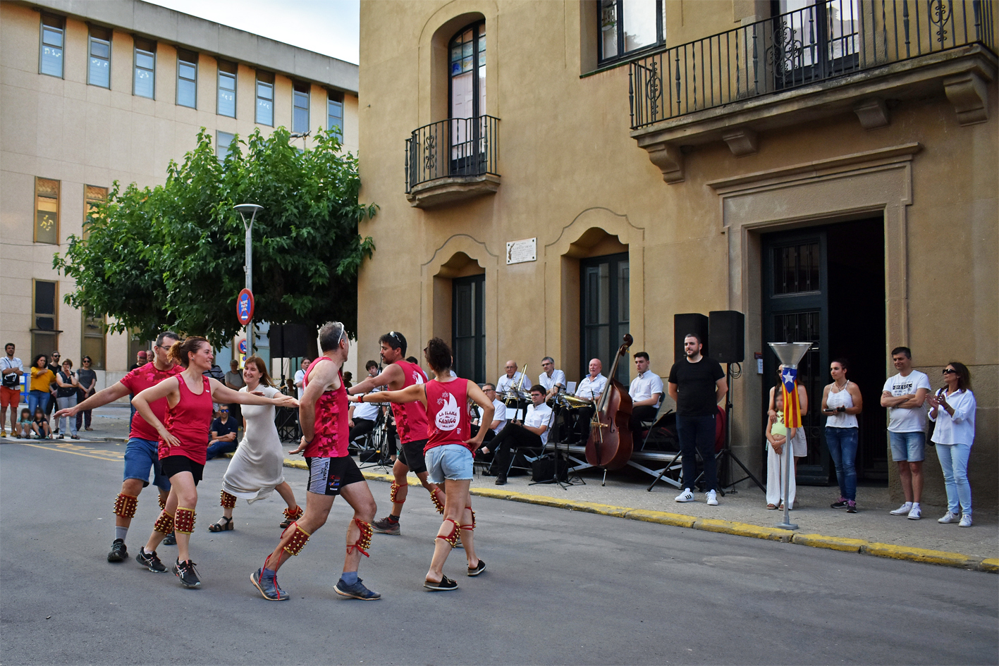 Ball de Cascavells a cÃ rrec de Trabucaires del Tro Gros al davant de la Casa de la Vila, dins de la celebraciÃ³ de la Nit de Sant Joan a SÃºria.