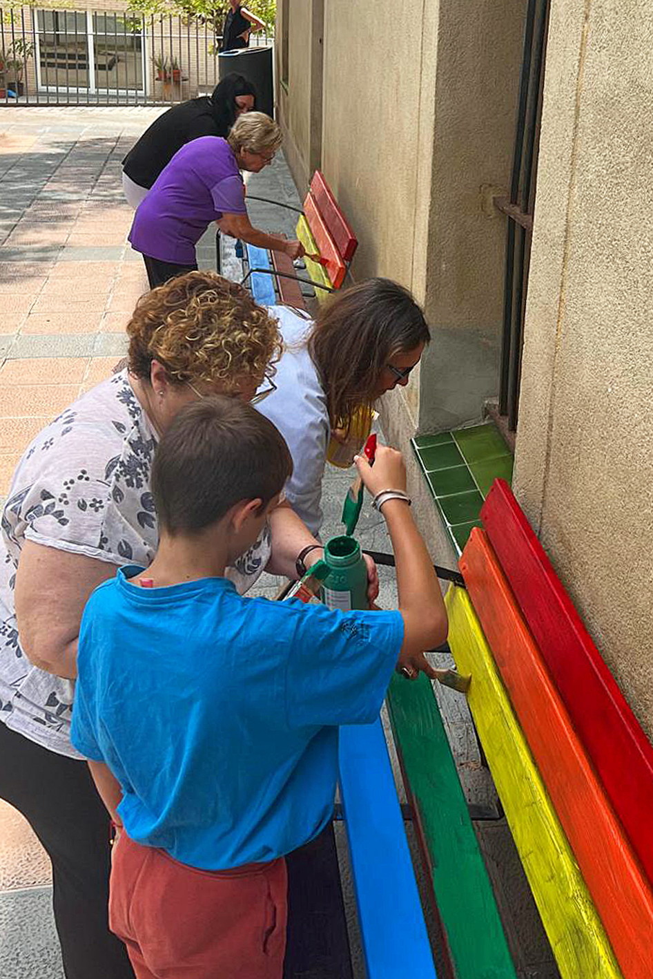 Curs 2022-23 - Pintat dels bancs de la plaÃ§a Salvador Perarnau amb els colors del moviment LGTBIQ+, a cÃ rrec de representants dels Consells Municipals de la Gent Gran i dels Infants.