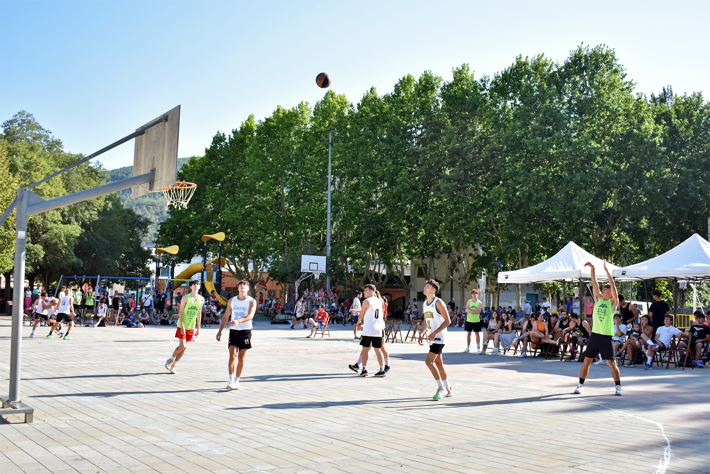 Competicions del Baskito 3x3 a la plaÃ§a de Sant Joan, organitzat per la Societat AtlÃ¨tica de SÃºria (SAS), dins dels actes de prÃ²leg de la Festa Major de SÃºria 2023.