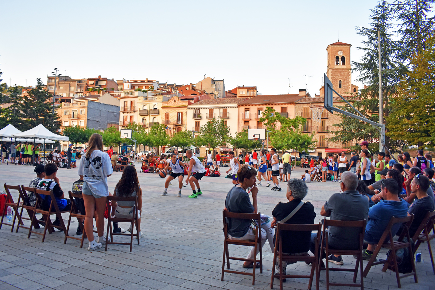 Competicions del Baskito 3x3 a la plaÃ§a de Sant Joan, organitzat per la Societat AtlÃ¨tica de SÃºria (SAS), dins dels actes de prÃ²leg de la Festa Major de SÃºria 2023.