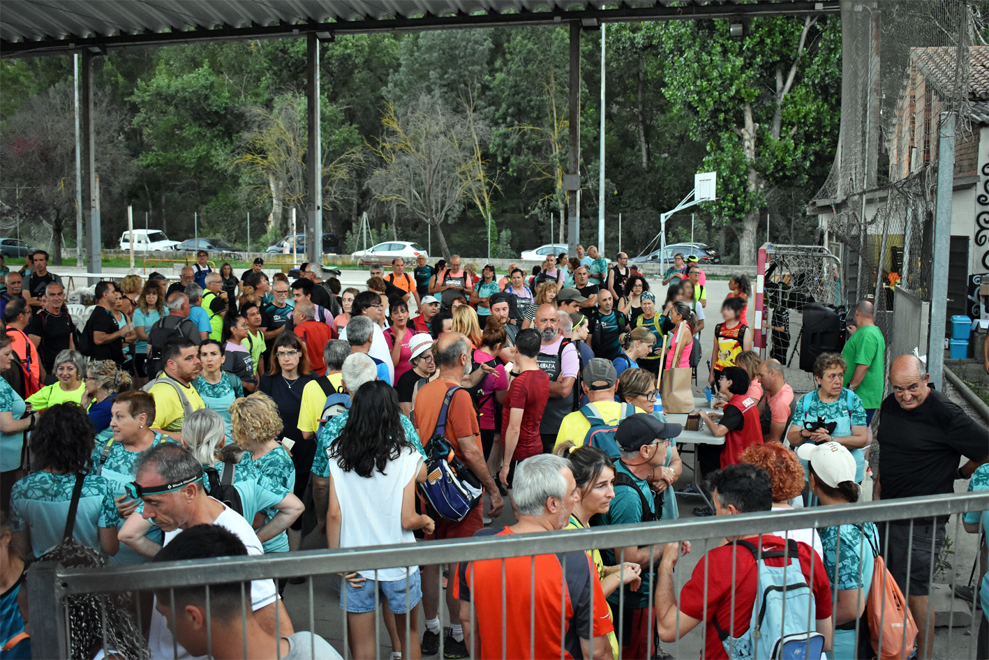 Instants previs a la sortida de la Caminada Nocturna del Centre Excursionista, dins dels actes de prÃ²leg de la Festa Major de SÃºria 2023.