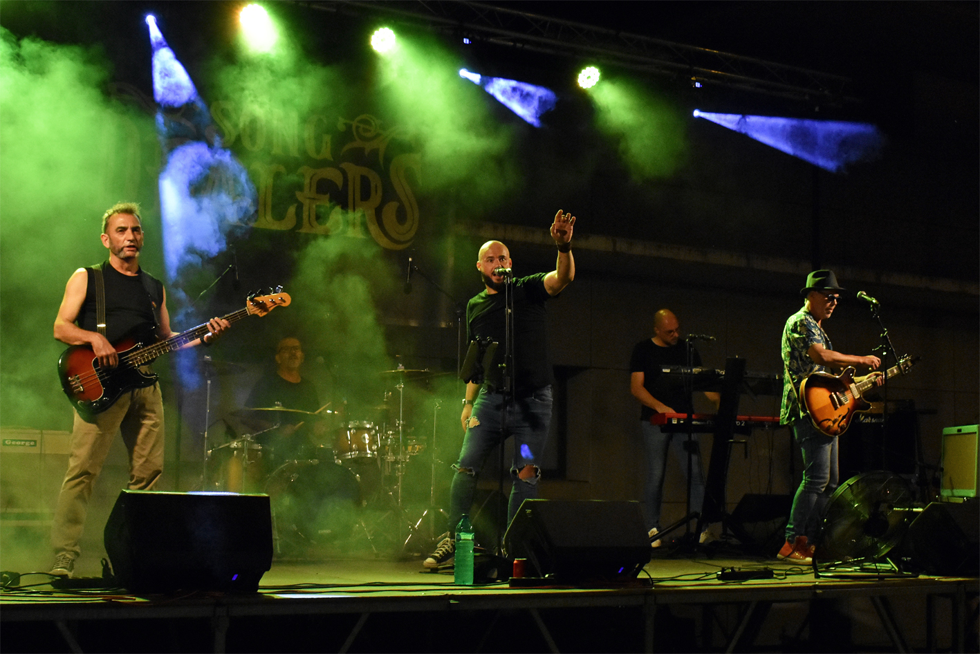 ActuaciÃ³ de Song Dealers a la plaÃ§a de la Serradora en el cicle de concerts 'Animats' de grups musicals locals, dins de la Festa Major de SÃºria 2023.