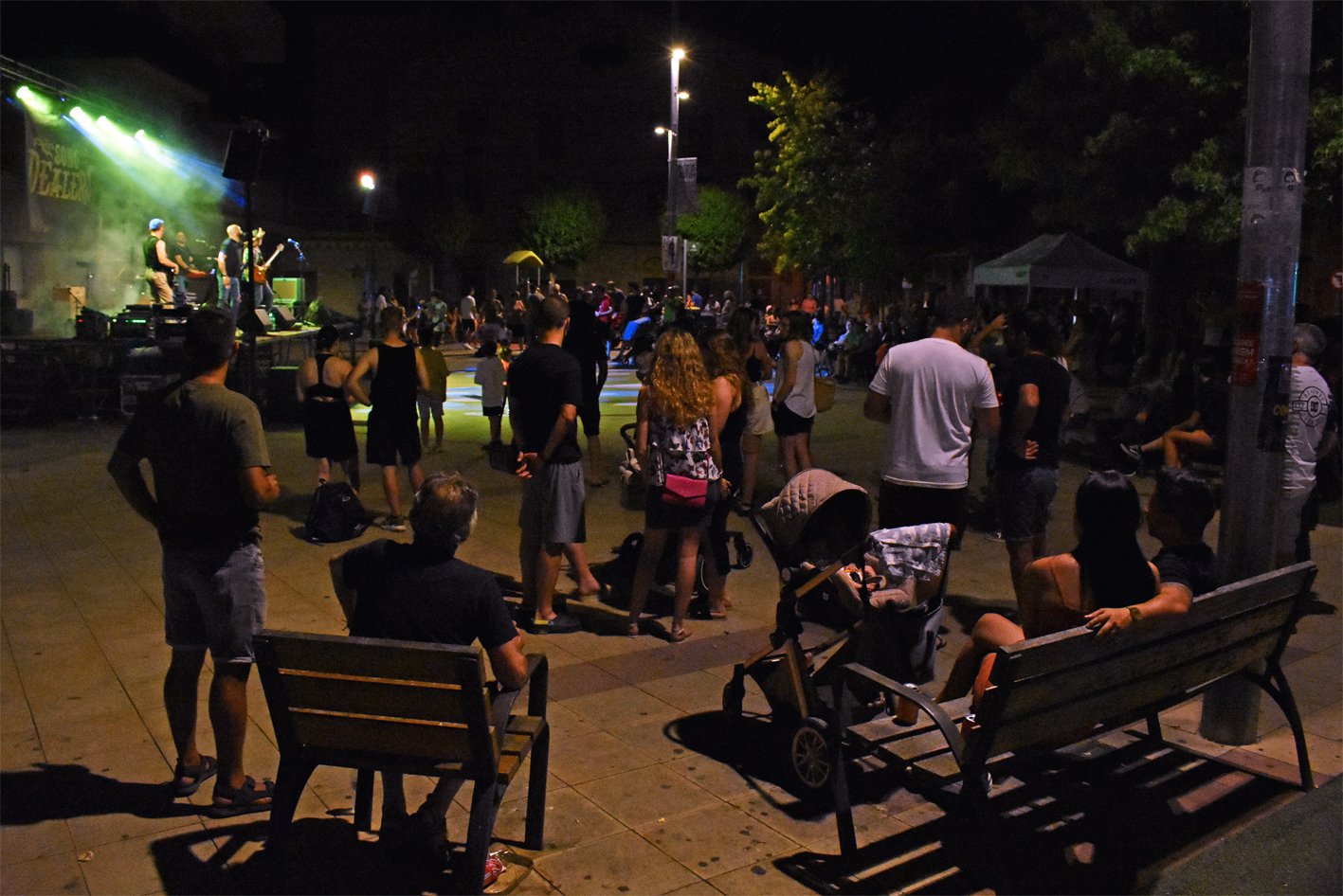 Ambient a la plaÃ§a de la Serradora durant un dels concerts del cicle 'Animats' de grups musicals locals, dins de la Festa Major de SÃºria 2023.