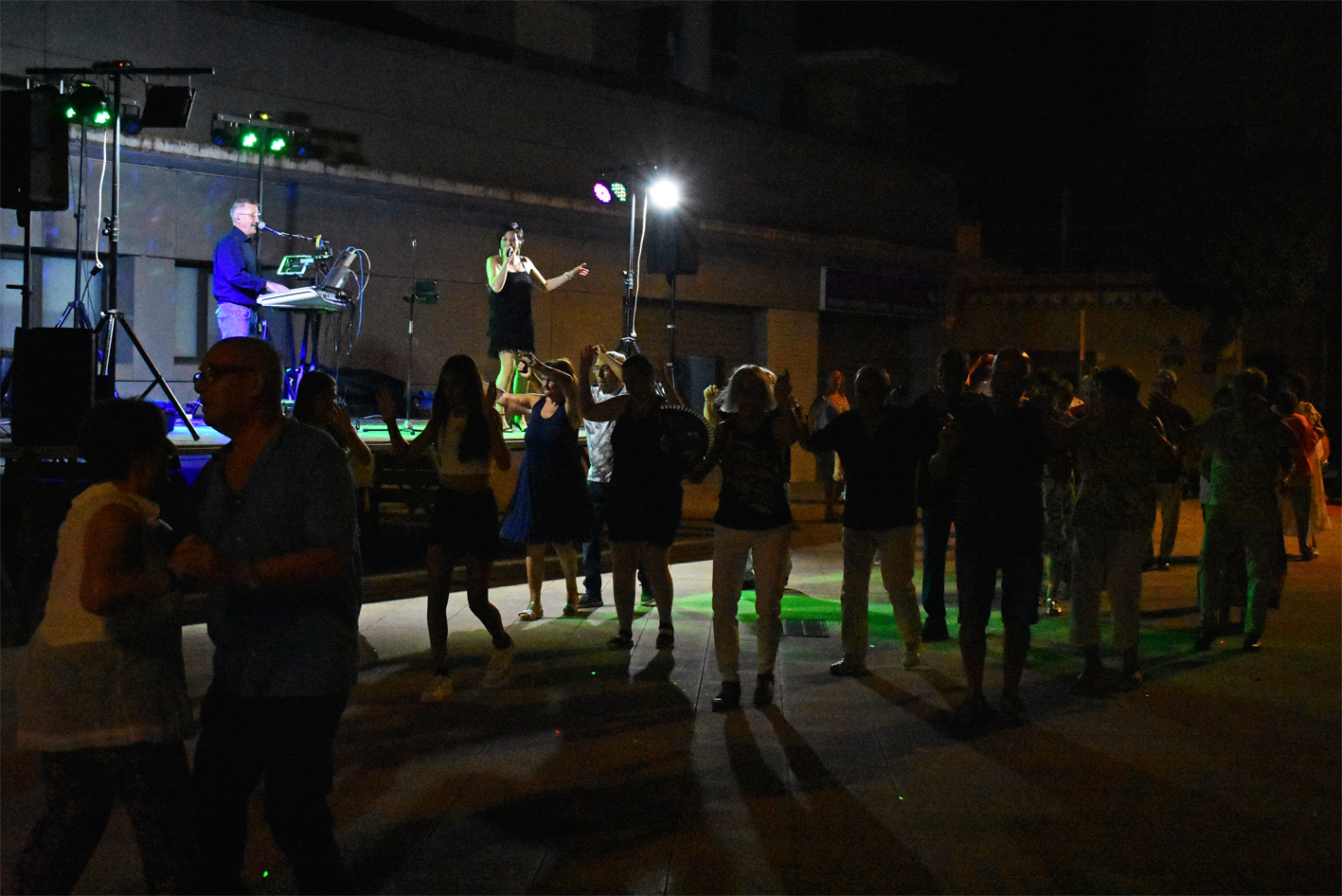 Ball amb el duet Ostres Ostres a la plaÃ§a de la Serradora, dins de la Festa Major de SÃºria 2023.