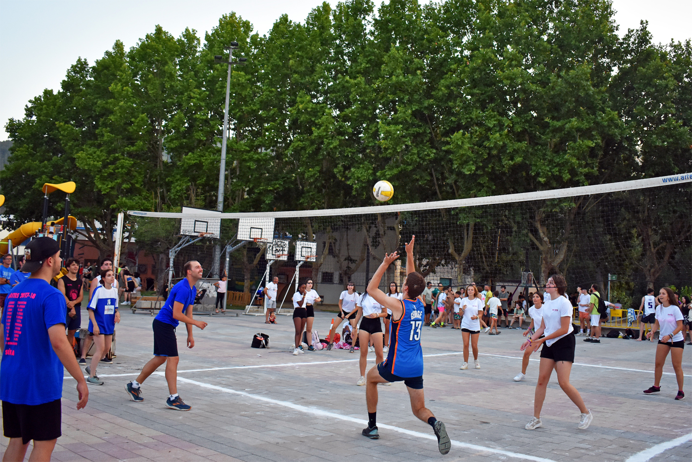 CompeticiÃ³ dels Kampionats Esportius Nocturns (KEN) a la plaÃ§a de Sant Joan, dins de la Festa Major de SÃºria 2023
