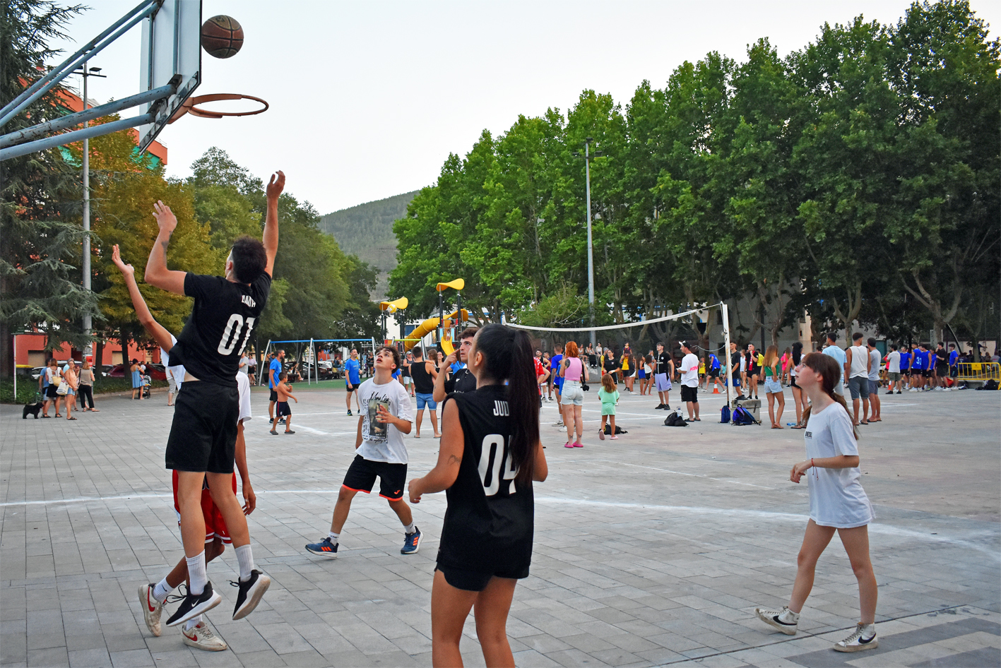CompeticiÃ³ dels Kampionats Esportius Nocturns (KEN) a la plaÃ§a de Sant Joan, dins de la Festa Major de SÃºria 2023