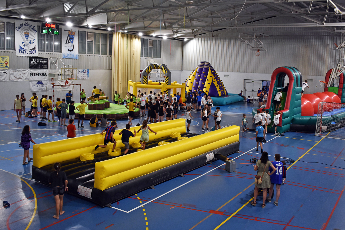 CompeticiÃ³ dels Kampionats Esportius Nocturns (KEN) al PavellÃ³ Municipal dâ€™Esports, dins de la Festa Major de SÃºria 2023.
