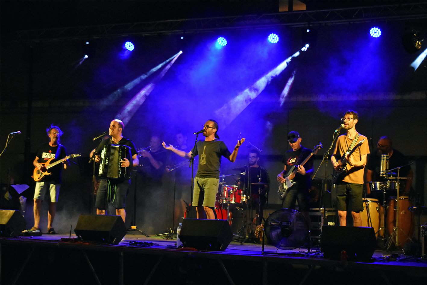 ActuaciÃ³ de Revoltijo a la plaÃ§a de la Serradora en el cicle de concerts 'Animats' de grups musicals locals, dins de la Festa Major de SÃºria 2023.